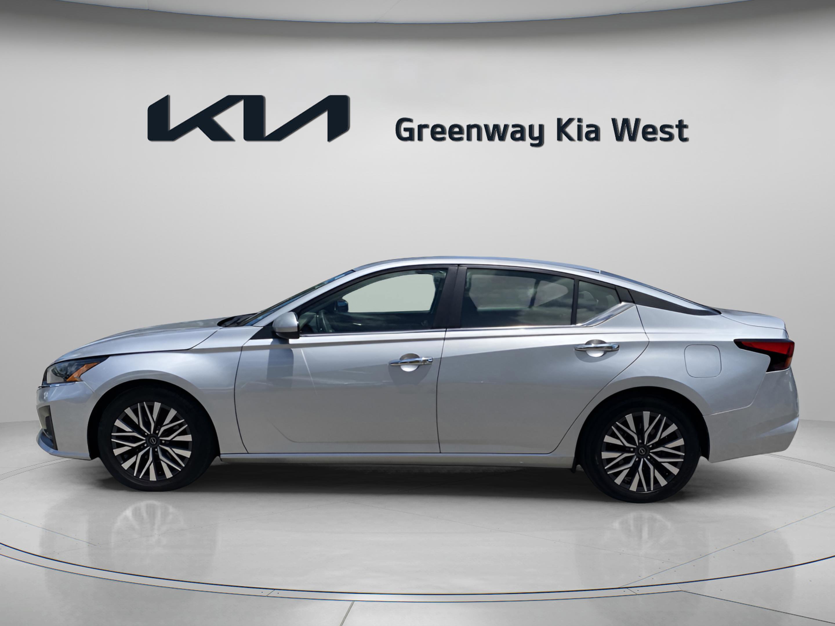 2023 Nissan Altima 2.5 SV photo 2