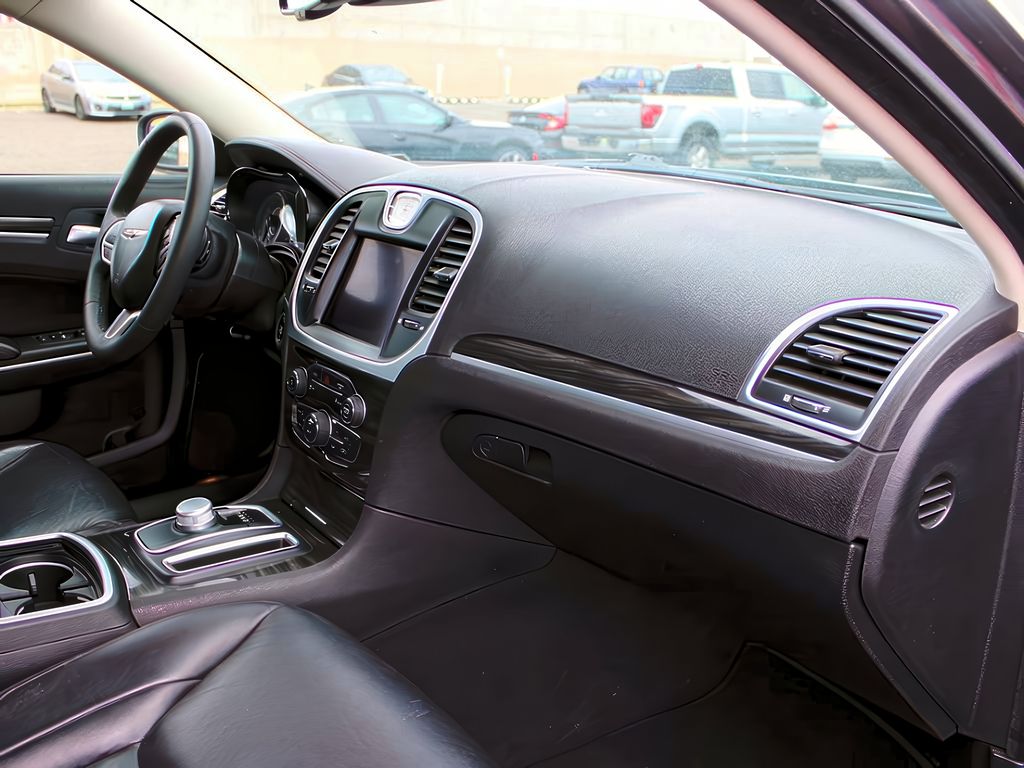 2022 Chrysler 300 Touring L photo 13