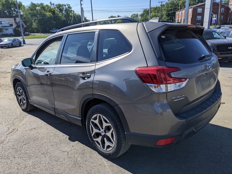 2020 Subaru Forester Premium photo 5