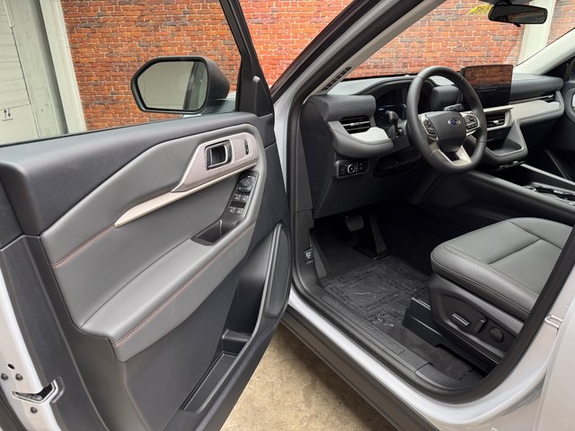2025 Ford Explorer photo 9