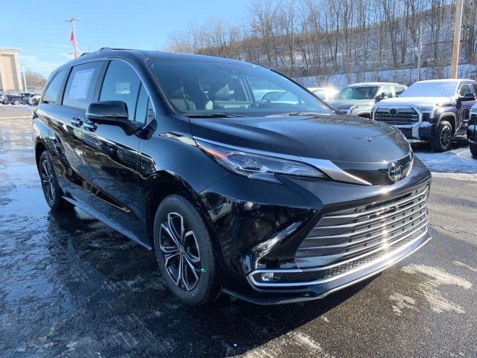 2026 Toyota Sienna Platinum's photo