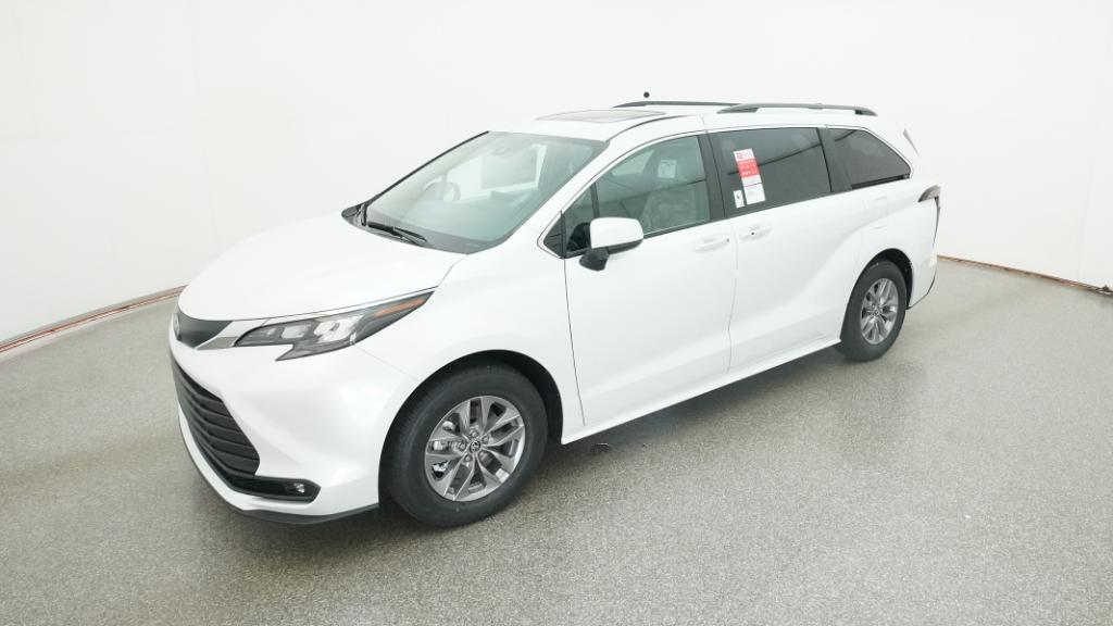 2026 Toyota Sienna XLE's photo