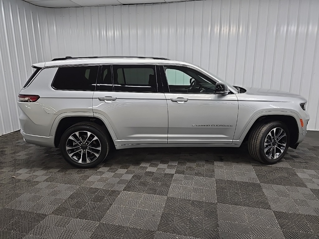2023 Jeep Grand Cherokee Overland photo 2