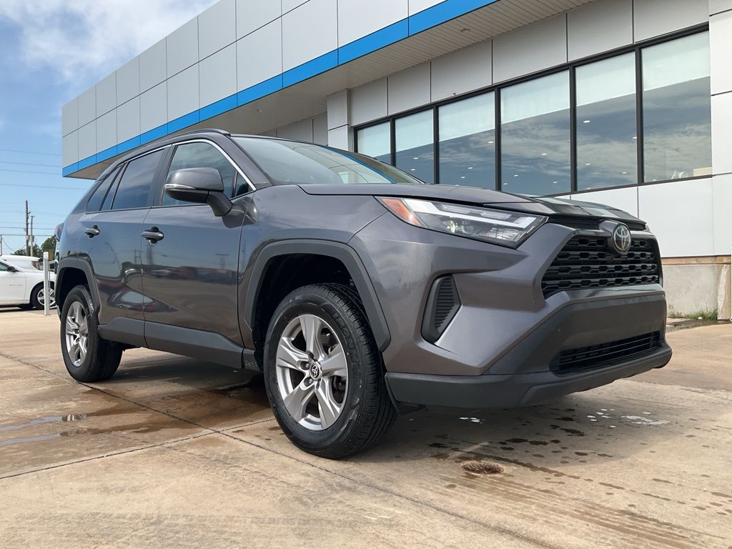 2022 Toyota RAV4 XLE photo 7