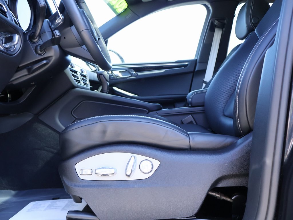 2025 Porsche Macan T photo 33