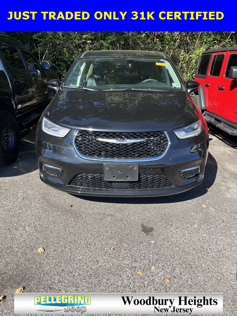 2023 Chrysler Pacifica Touring L photo 3