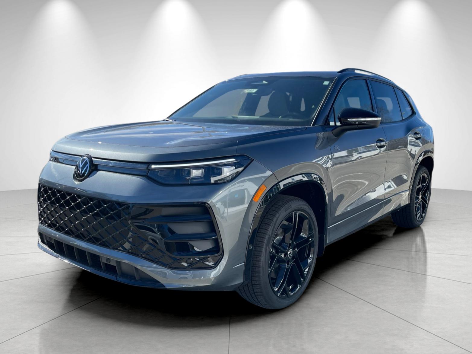 2026 Volkswagen Tiguan SE R-LINE BLACK's photo