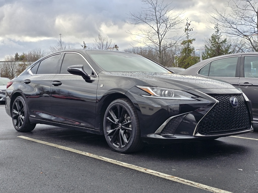2022 Lexus ES Hybrid 300h F SPORT's photo
