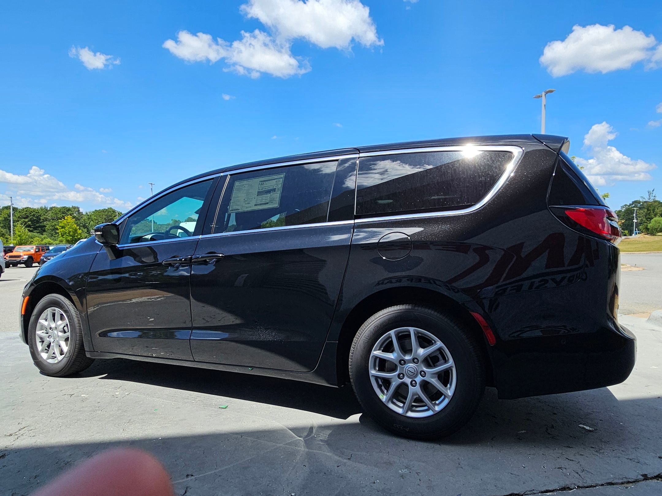 2025 Chrysler Pacifica photo 5