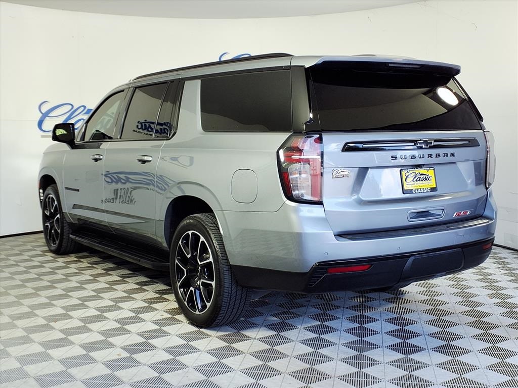 2023 Chevrolet Suburban RST photo 2