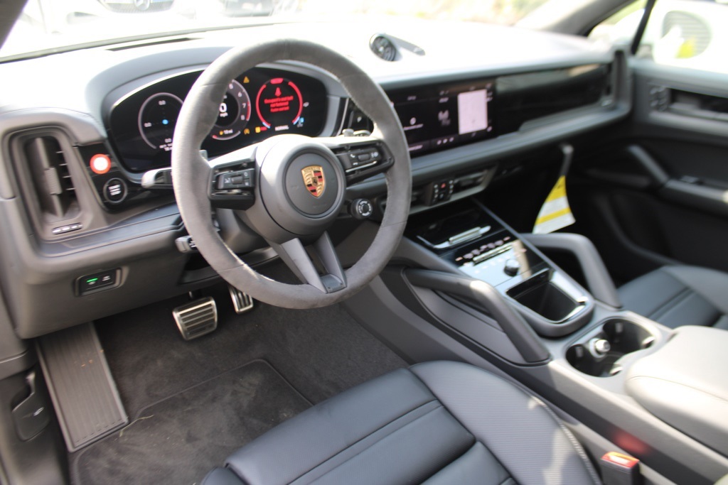 2025 Porsche Cayenne GTS photo 4