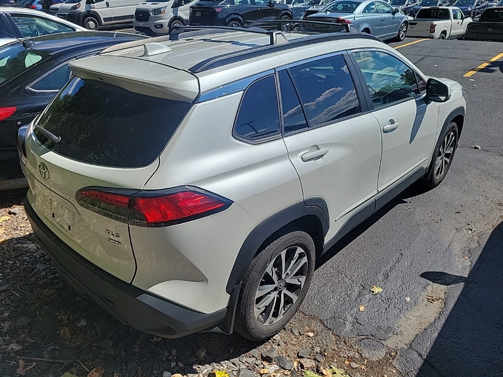 2022 Toyota Corolla Cross XLE photo 2