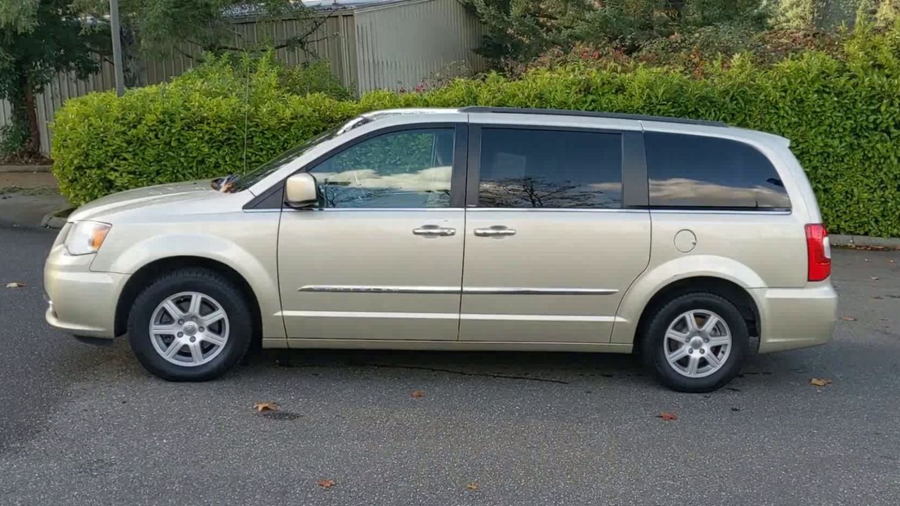 2011 Chrysler Town & Country Touring photo 4