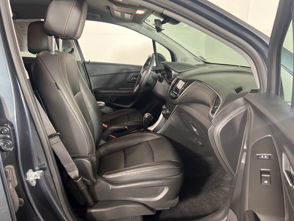 2022 Chevrolet Trax LT photo 2