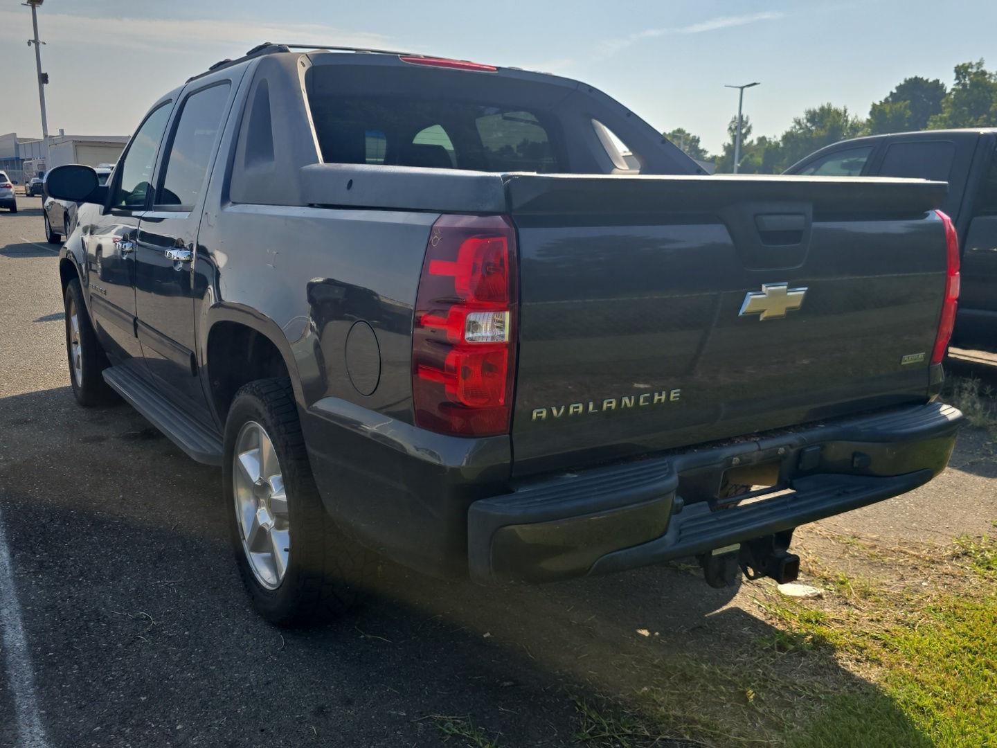 2011 Chevrolet Avalanche LS photo 7