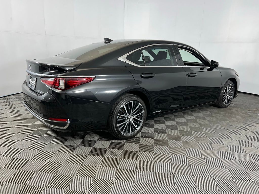 2022 Lexus ES 300h photo 4