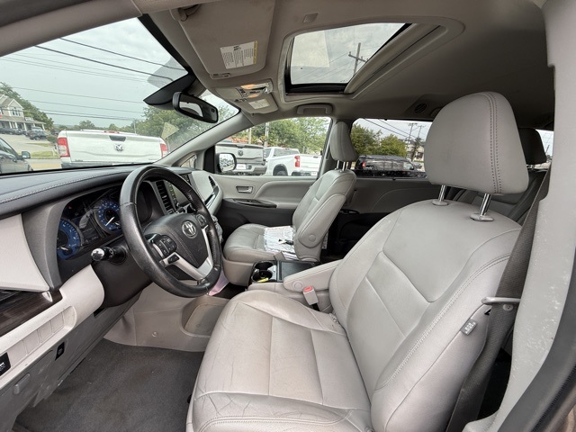 2019 Toyota Sienna XLE photo 9