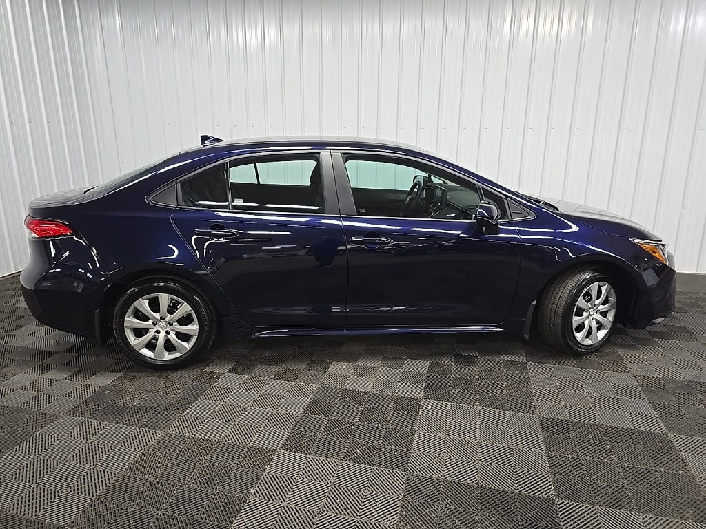 2022 Toyota Corolla LE photo 2