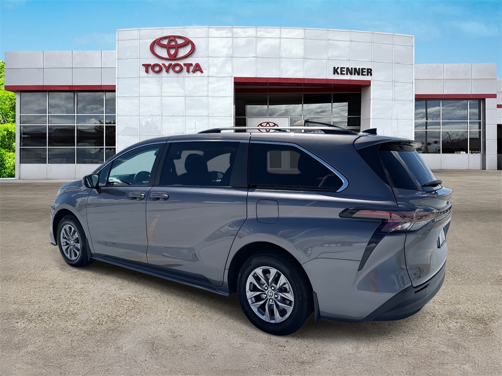 2024 Toyota Sienna LE photo 2