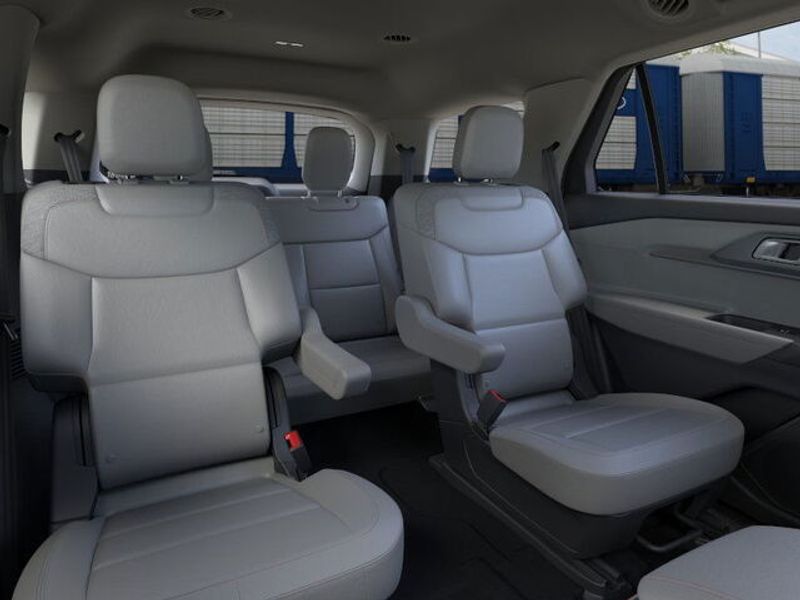 2025 Ford Explorer photo 5