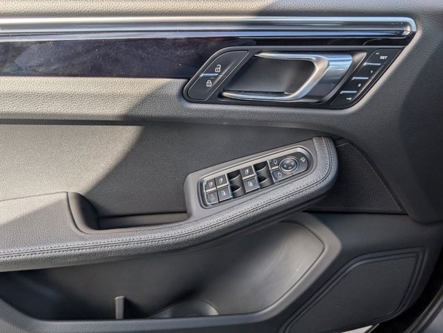 2023 Porsche Macan T photo 18