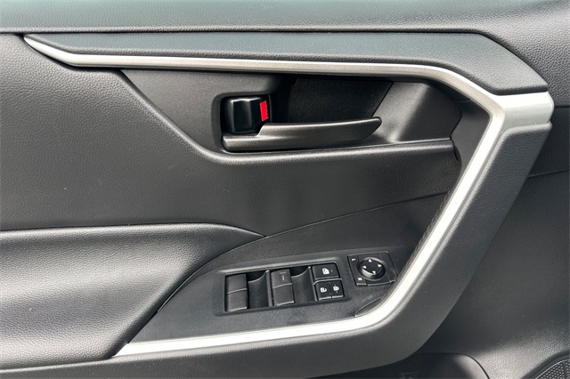 2021 Toyota RAV4 Hybrid LE photo 11