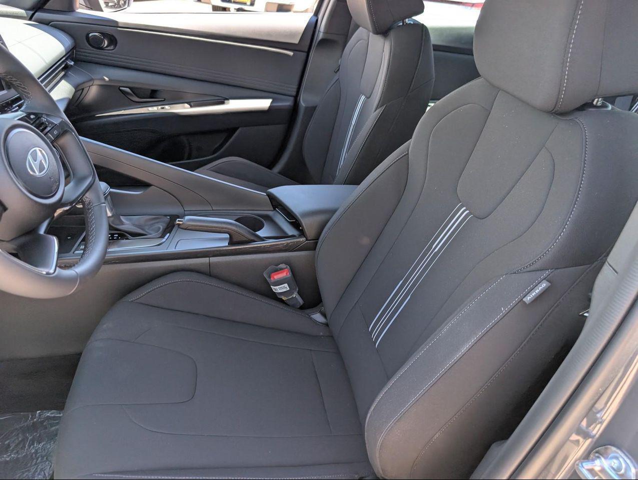 2025 Hyundai Elantra SEL Sport photo 9