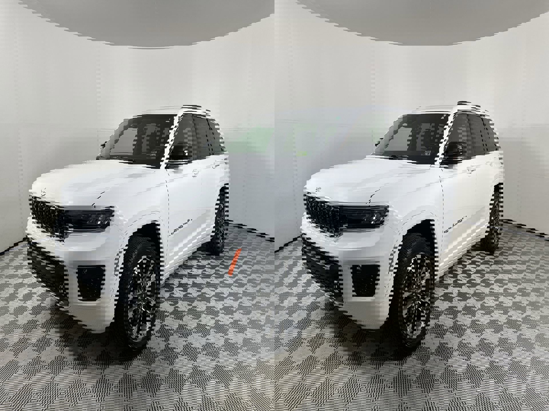 2025 Jeep Grand Cherokee Overland photo 4