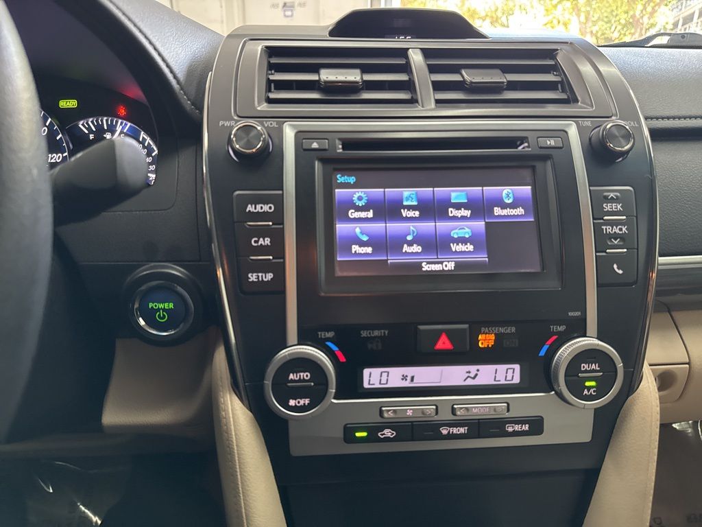 2014 Toyota Camry Hybrid LE photo 31