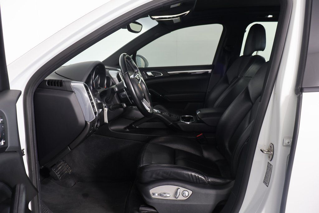 2018 Porsche Cayenne Base Platinum Edition photo 9