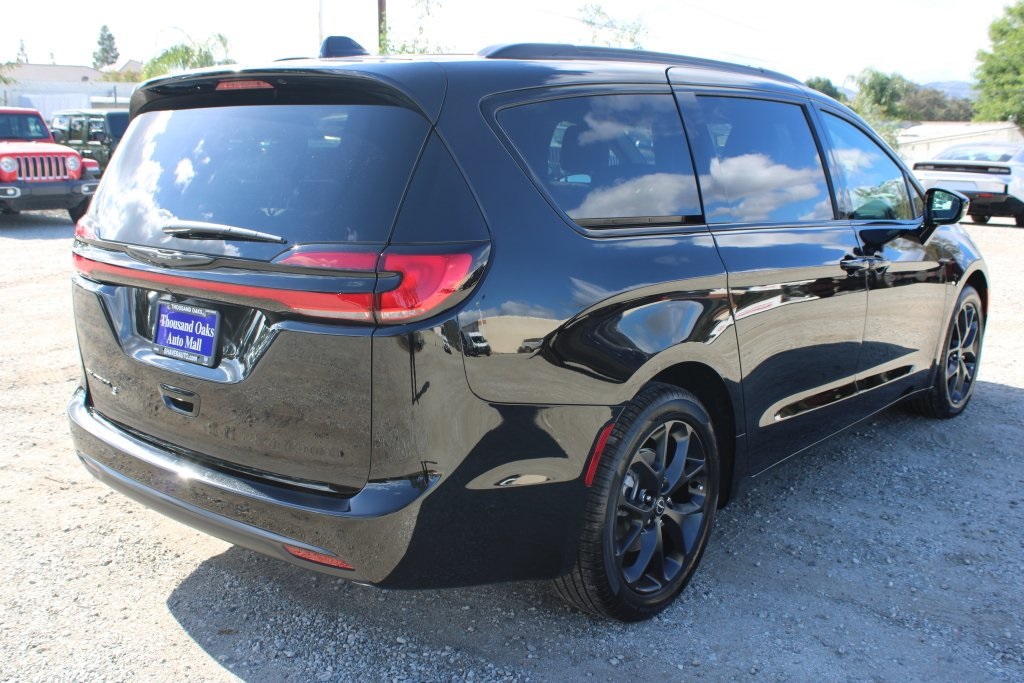 2026 Chrysler Pacifica photo 3