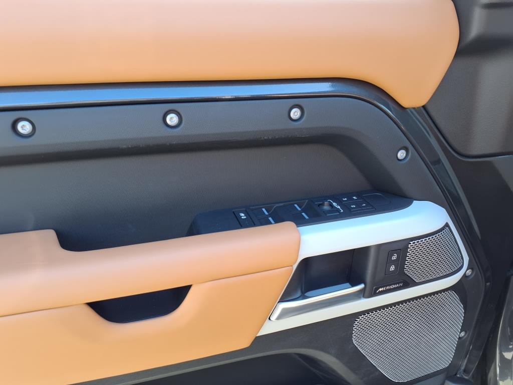 2023 Land Rover Defender 130 First Edition photo 7