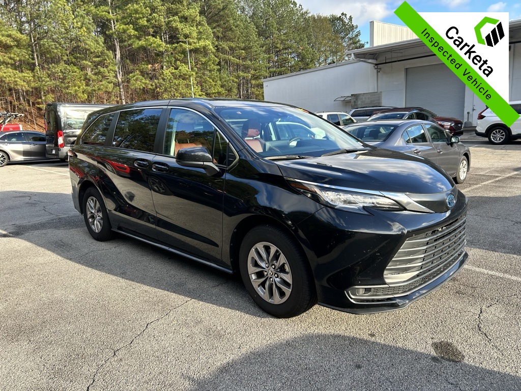 2023 Toyota Sienna LE's photo