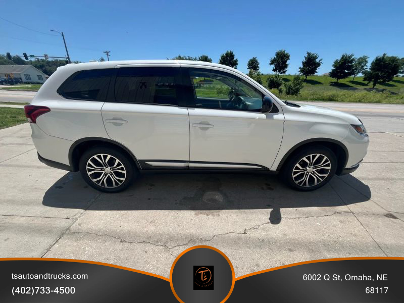 2017 Mitsubishi Outlander ES photo 6
