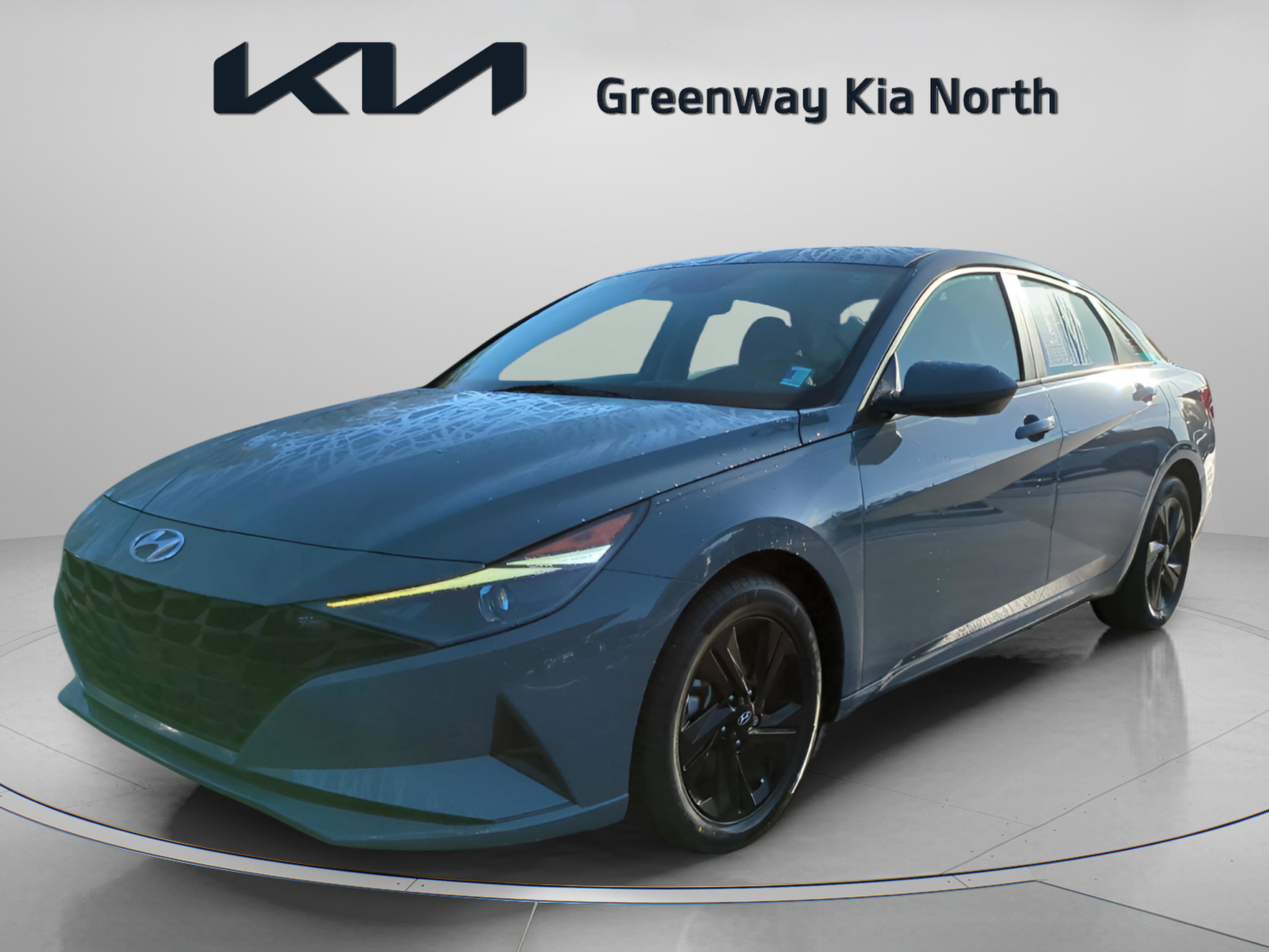 2022 Hyundai Elantra SEL photo 3