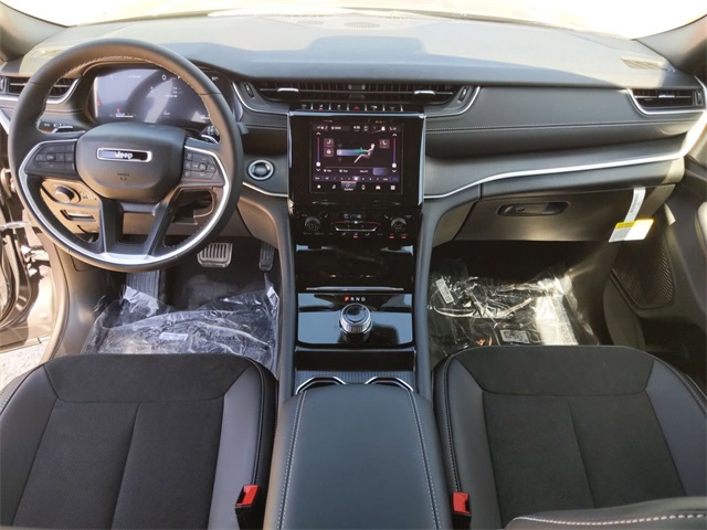 2025 Jeep Grand Cherokee Altitude photo 15