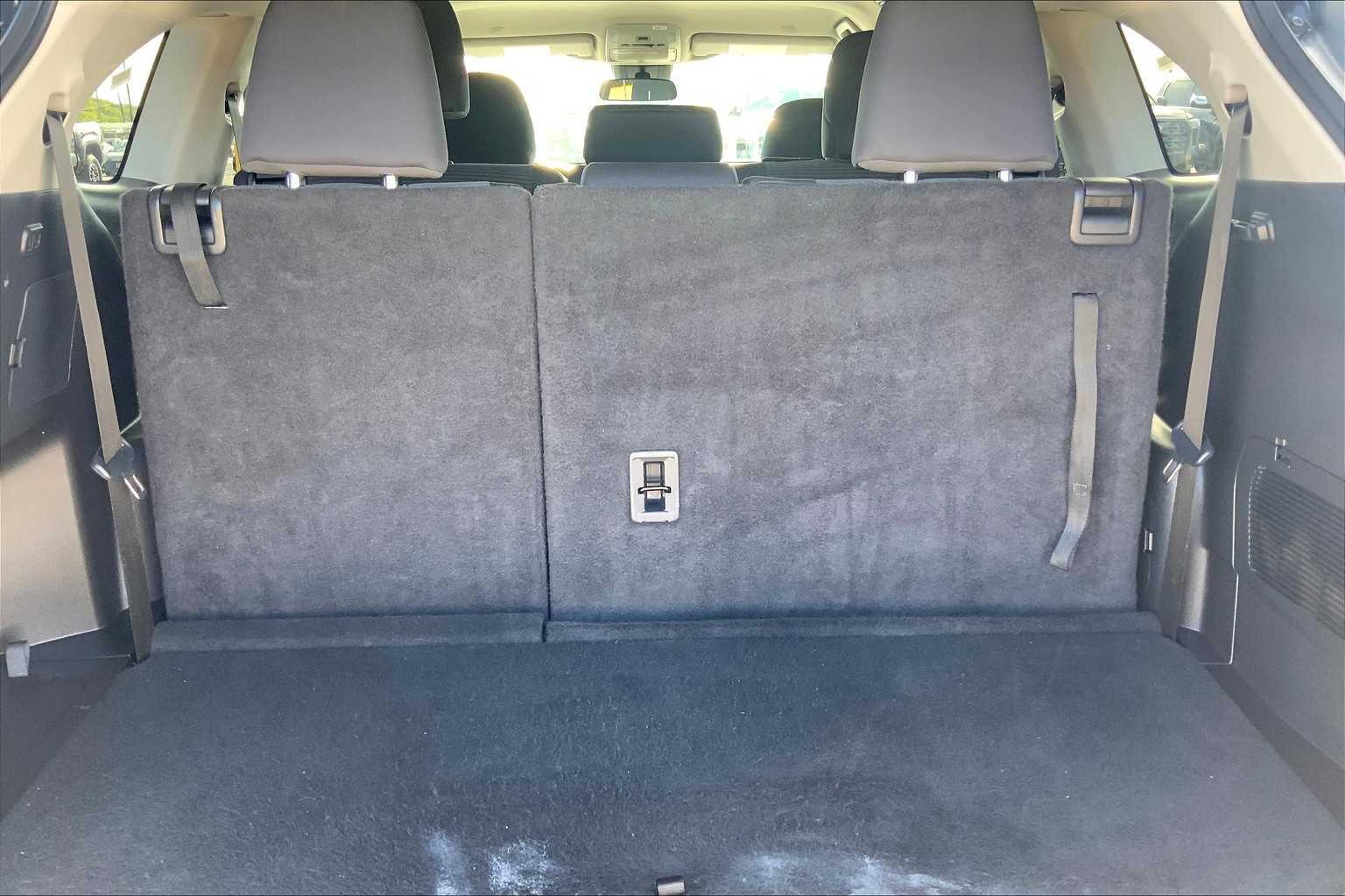 2024 Toyota Highlander LE photo 32