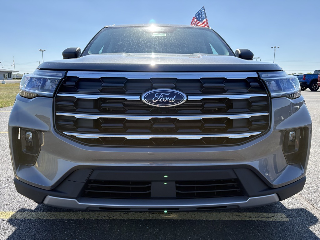 2025 Ford Explorer photo 2