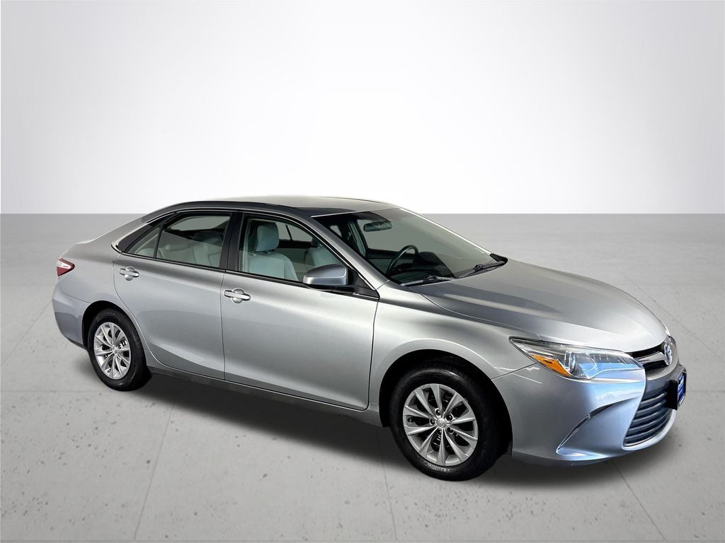 2016 Toyota Camry LE photo 4