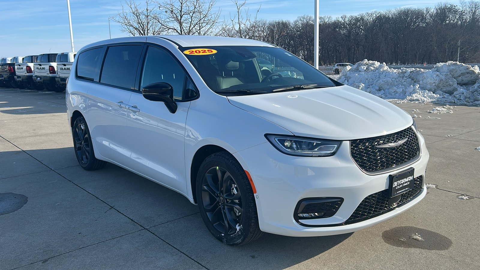 2026 Chrysler Pacifica Select's photo