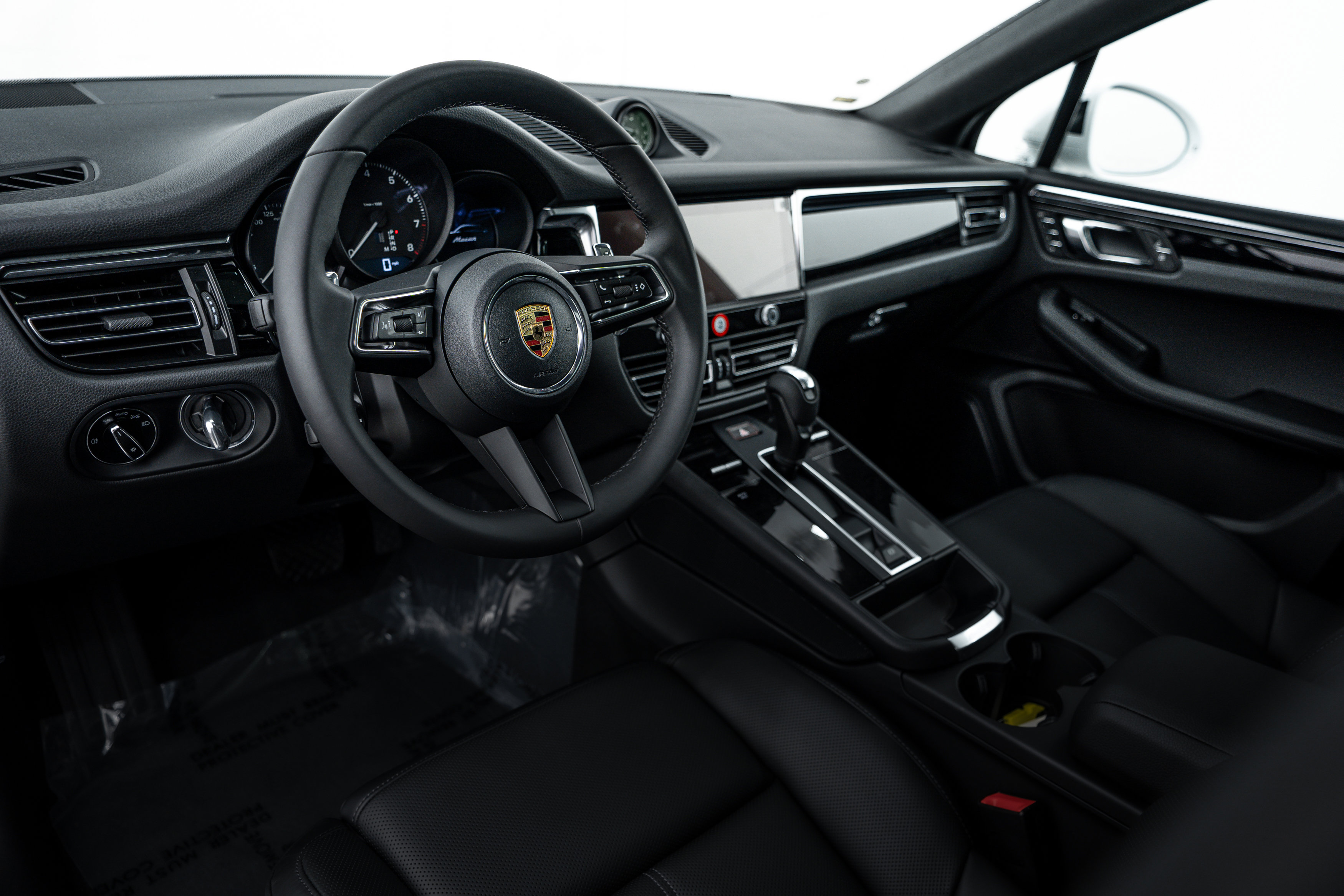 2026 Porsche Macan Base photo 4