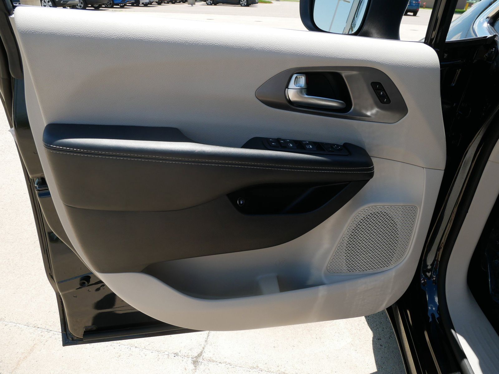2023 Chrysler Pacifica Hybrid Touring L photo 12