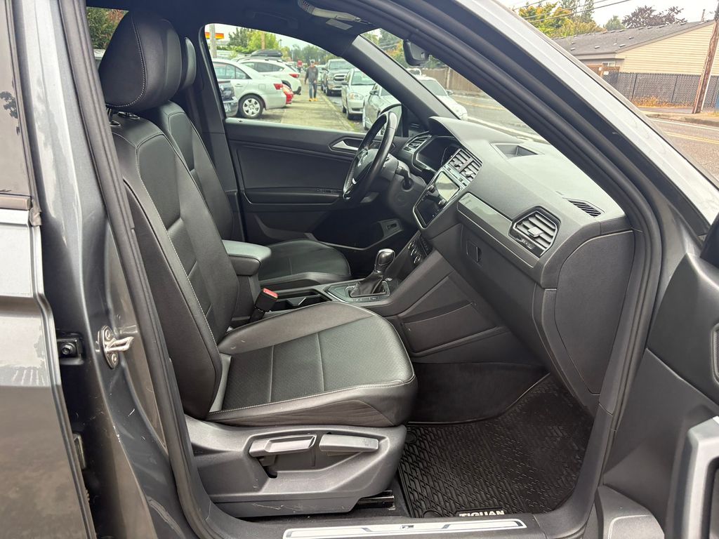 2019 Volkswagen Tiguan SEL R-Line photo 21
