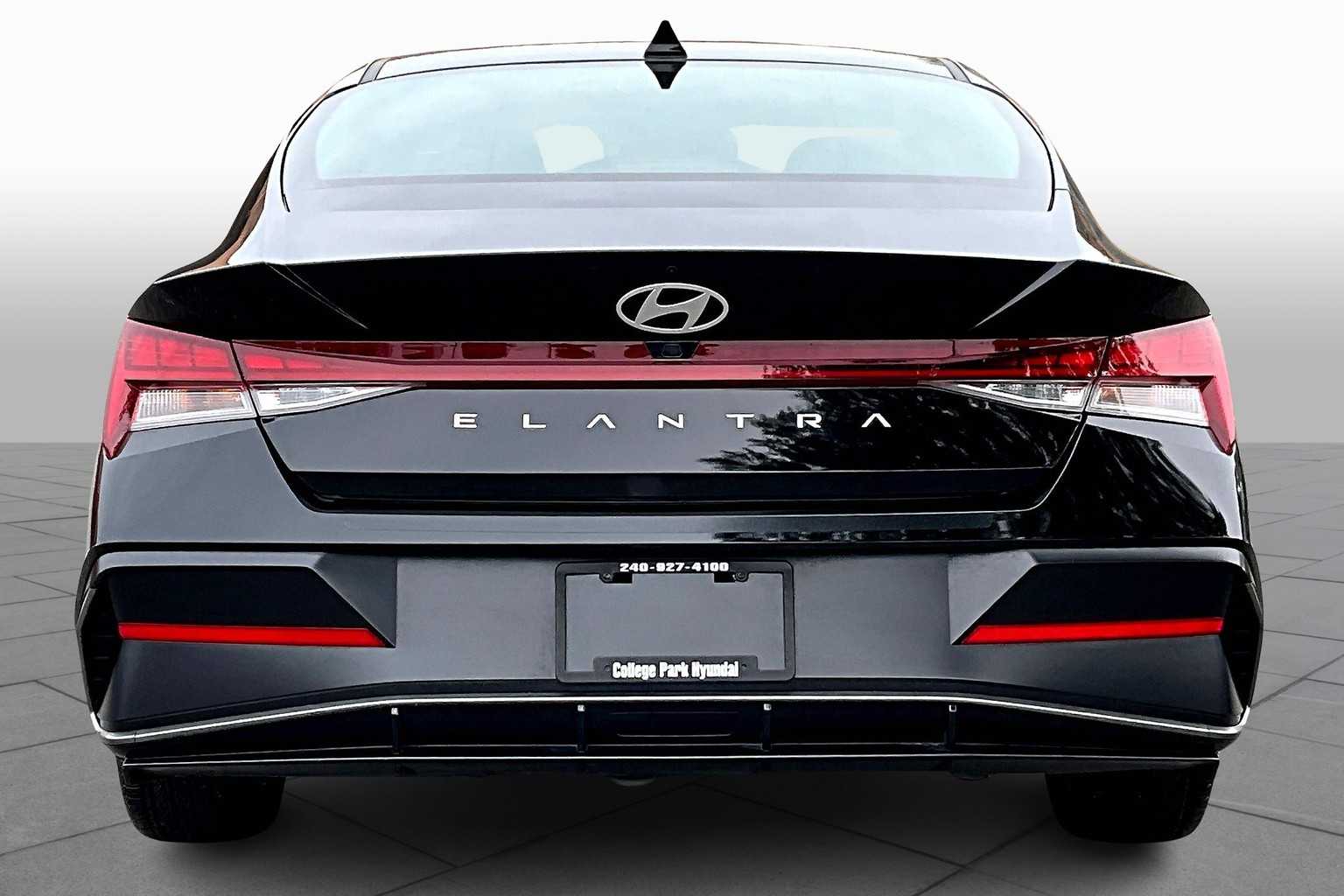 2024 Hyundai Elantra SEL Convenience photo 4