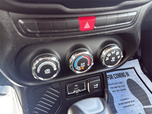 2015 Jeep Renegade Sport photo 23