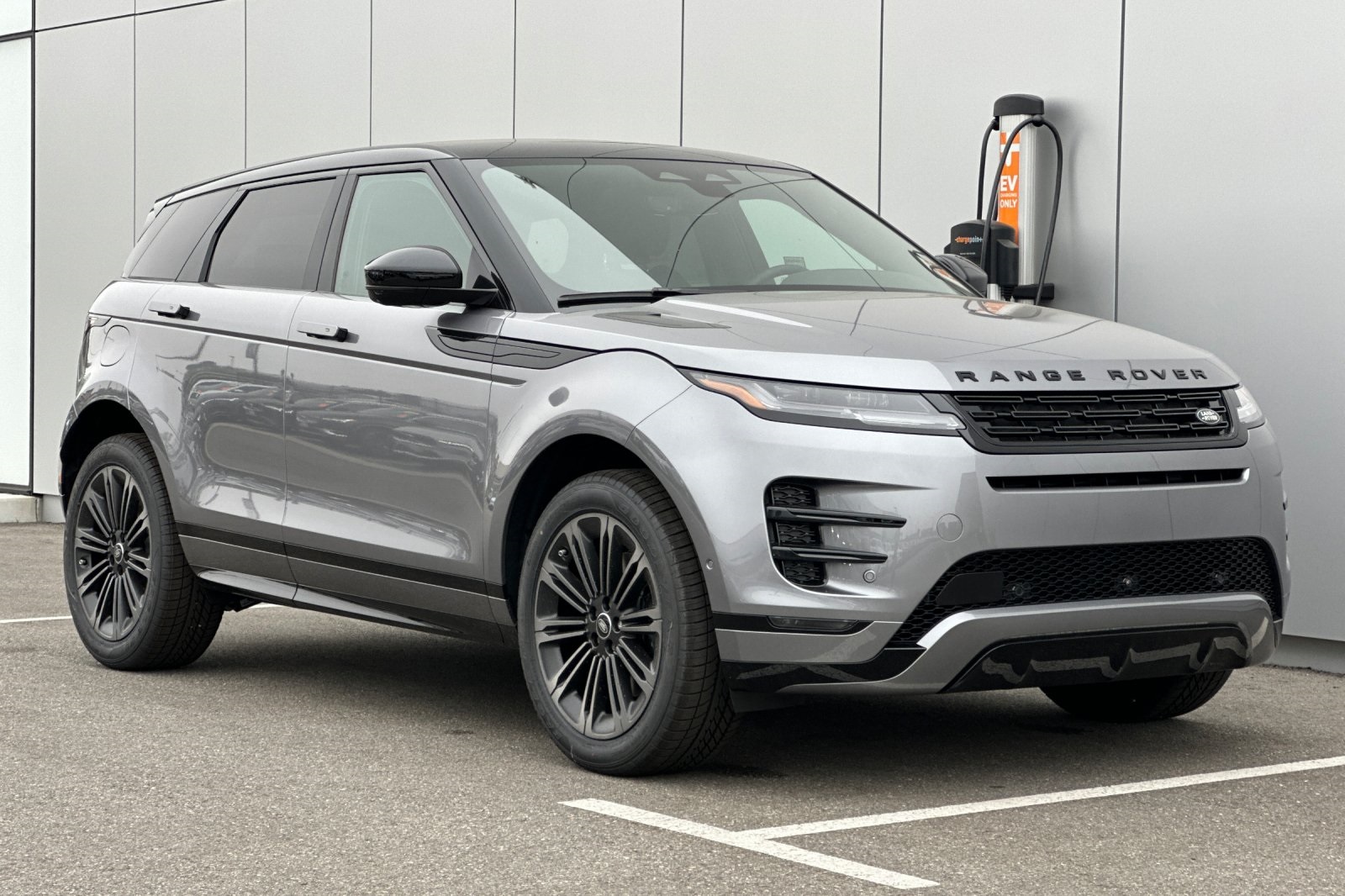 2026 Land Rover Range Rover Evoque Dynamic SE photo 8