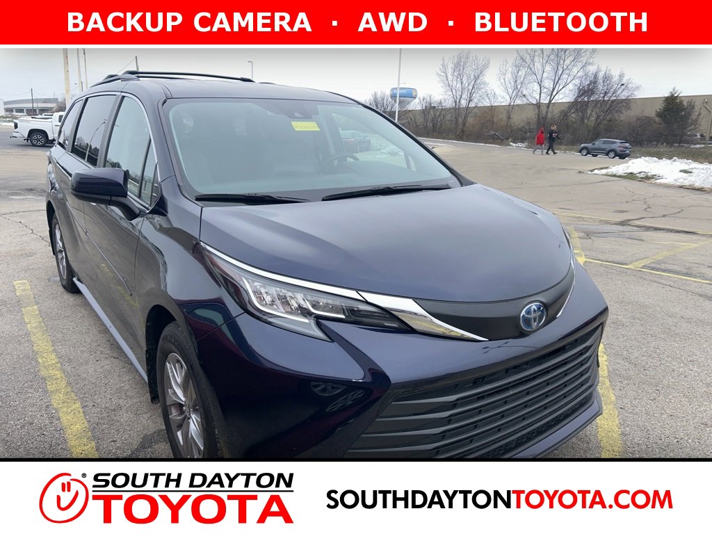 2022 Toyota Sienna LE's photo