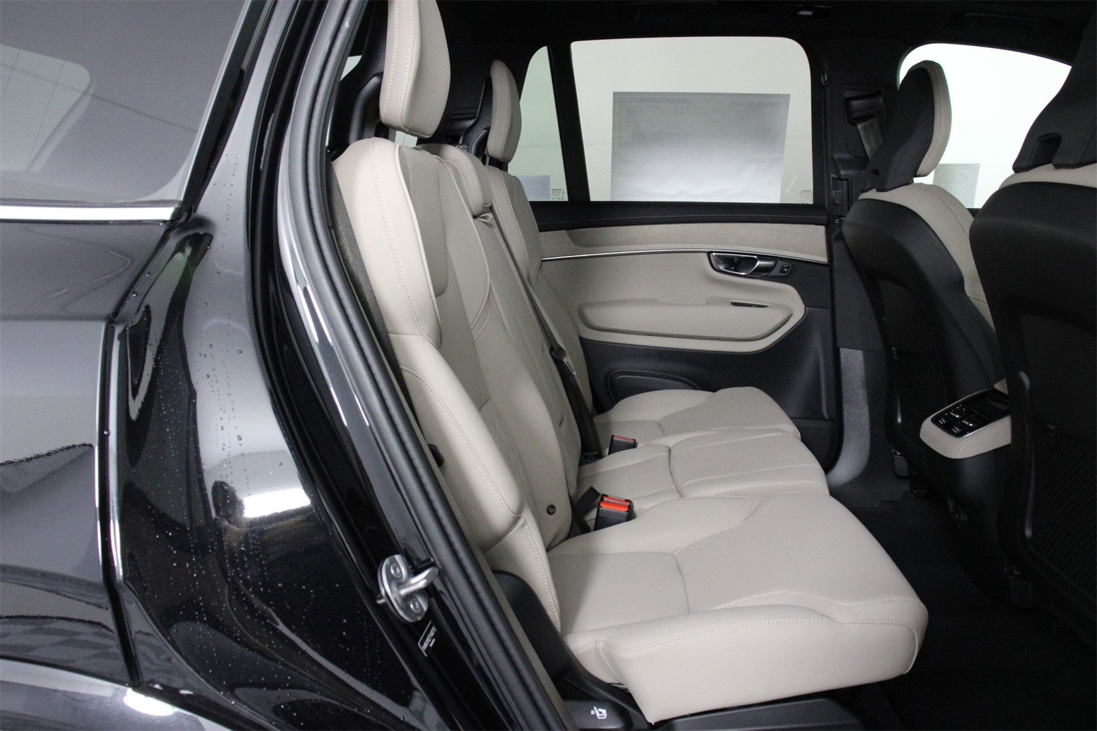 2026 Volvo XC90 B5 Plus photo 10