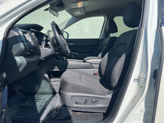 2022 Nissan Pathfinder SV photo 5
