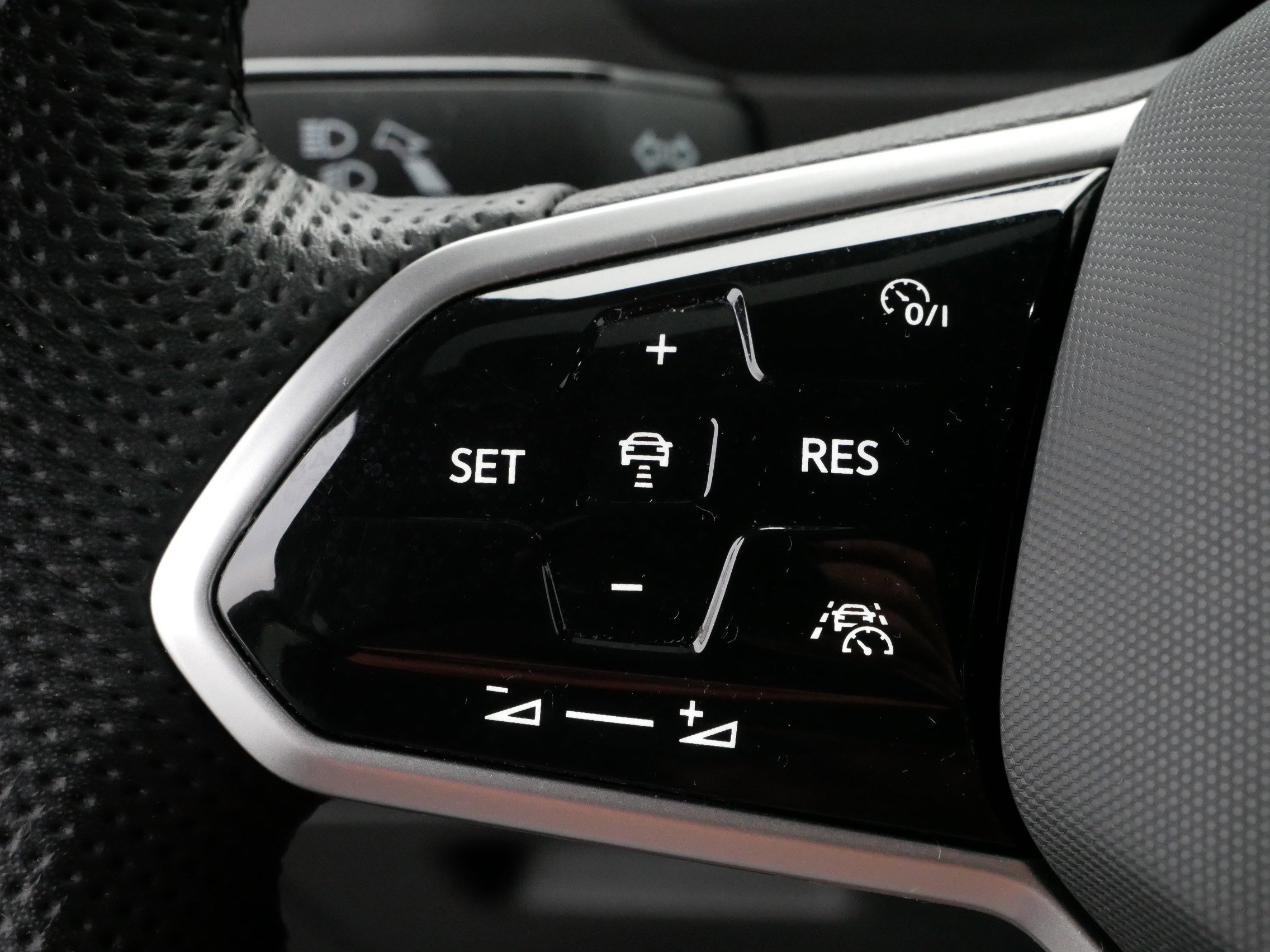 2022 Volkswagen Tiguan SE R-Line Black photo 23